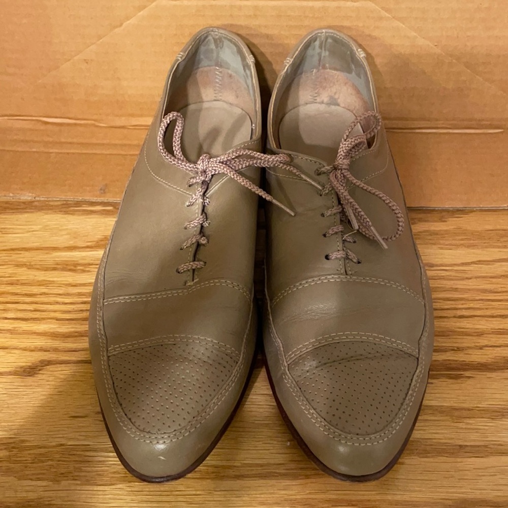 Men’s sz 9 Canadian leather lace up unique Oxford. Sporty vibe look to them.